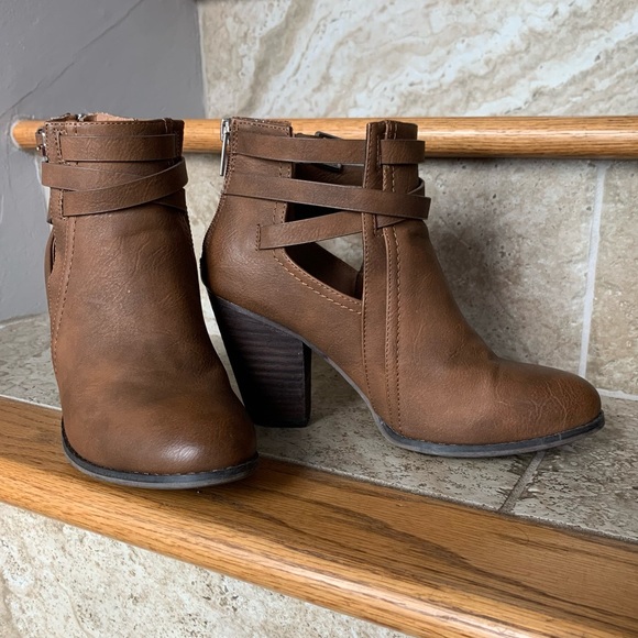 Cute heeled booties! - Picture 2 of 5